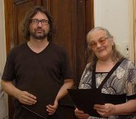 Autorka Iva Kadlečíková a vydavateľ Daniel Brunovský pri preberaní cien