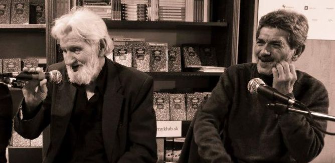 Ivan Kadlečík a Oleg Pastier v decembri 2012 vítajú knihu Iskra v studenej pahrebe v literárnom klube Dunaj v Bratislave
